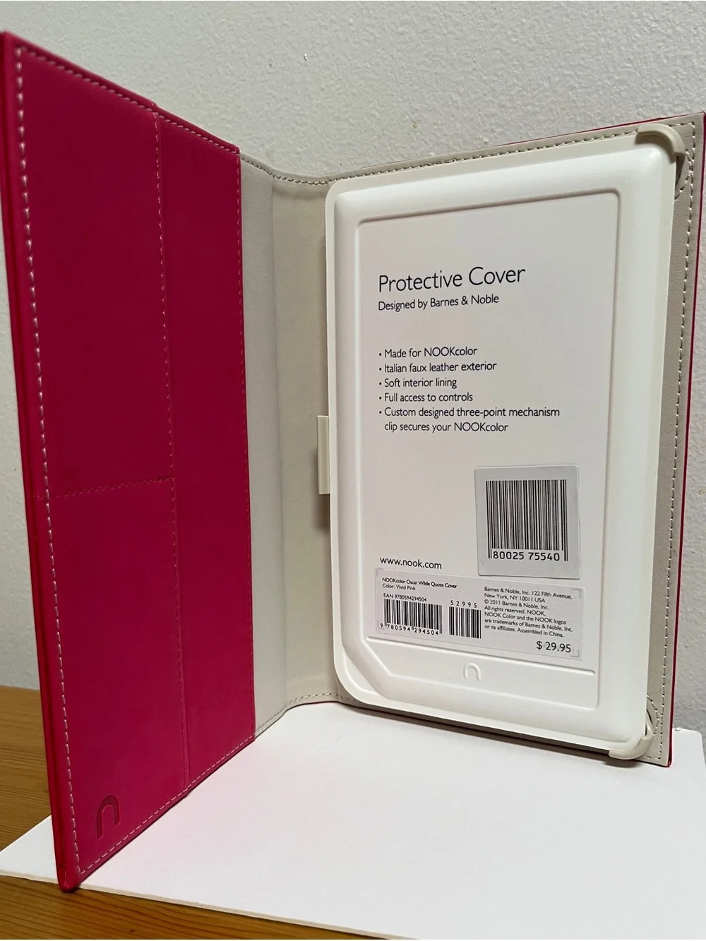 Barnes & Noble NOOK Vivid Pink Ereader Case with Embossed Oscar Wilde Quote